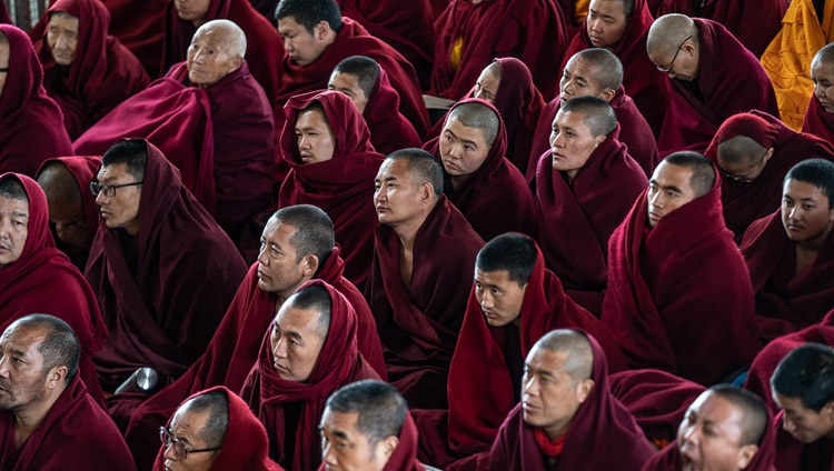 Tausende von Teilnehmenden verfolgen die Unterweisungen von Seiner Heiligkeit dem Dalai Lama im tibetischen Haupttempel. In Dharamsala, HP, Indien am 19. Februar 2019. Foto: Tenzin Choejor