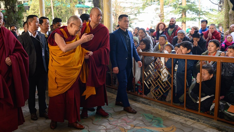 Seine Heiligkeit der Dalai Lama grüsst Teilnehmende der Unterweisung auf seinem Weg zum tibetischen Haupttempel. In Dharamsala, HP, Indien am 20. Februar 2019. Foto: Tenzin Choejor