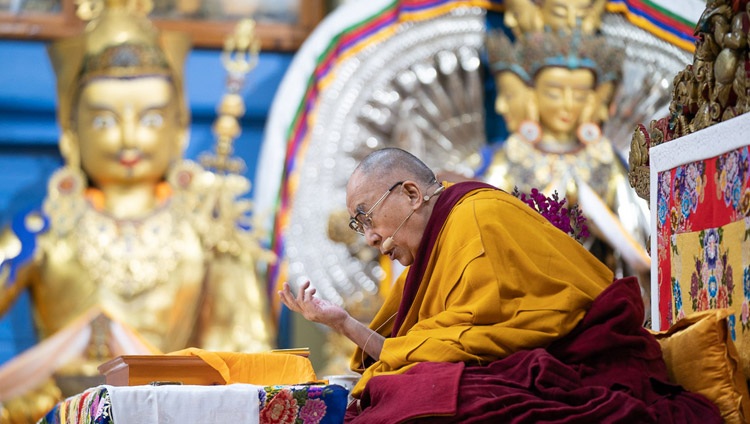 Seine Heiligkeit der Dalai Lama liest aus dem Text der Unterweisung im tibetischen Haupttempel. In Dharamsala, HP, Indien am 20. Februar 2019. Foto: Tenzin Choejor