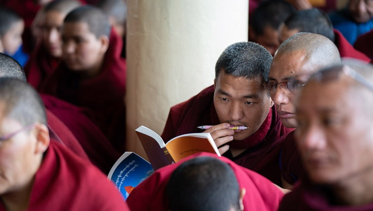 Mönche verfolgen den Text der Unterweisung von Seiner Heiligkeit dem Dalai Lama. In Dharamsala, HP, Indien am 20. Februar 2019. Foto: Tenzin Choejor
