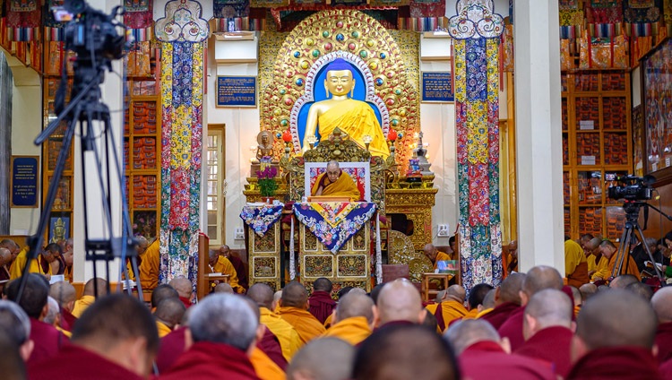 Ein Blick auf den Innenraum des tibetischen Haupttempels während den Unterweisungen von Seiner Heiligkeit dem Dalai Lama. In Dharamsala, HP, Indien am 20. Februar 2019. Foto: Tenzin Choejor