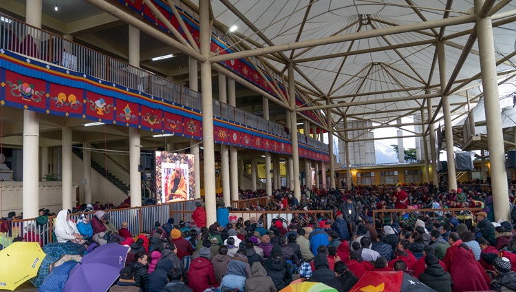 Über 7'000 Menschen nehmen an den Unterweisungen von Seiner Heiligkeit dem Dalai Lama teil. In Dharamsala, HP, Indien am 21. Februar 2019. Foto: Tenzin Choejor