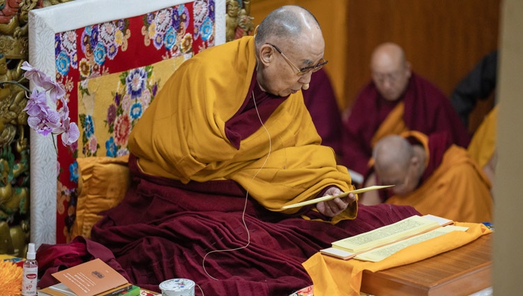 Seine Heiligkeit der Dalai Lama liest aus dem Text ‚Essenz des Mittelweges' von Bhavaviveka. In Dharamsala, HP, Indien am 21. Februar 2019. Foto: Tenzin Choejor