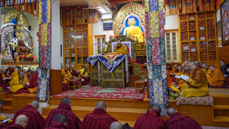 Seine Heiligkeit der Dalai Lama unterweist zu Bhavavivekas ‚Essenz des Mitteleren Weges' im tibetischen Haupttempel. In Dharamsala, HP, Indien am 21. Februar 2019. Foto: Tenzin Choejor