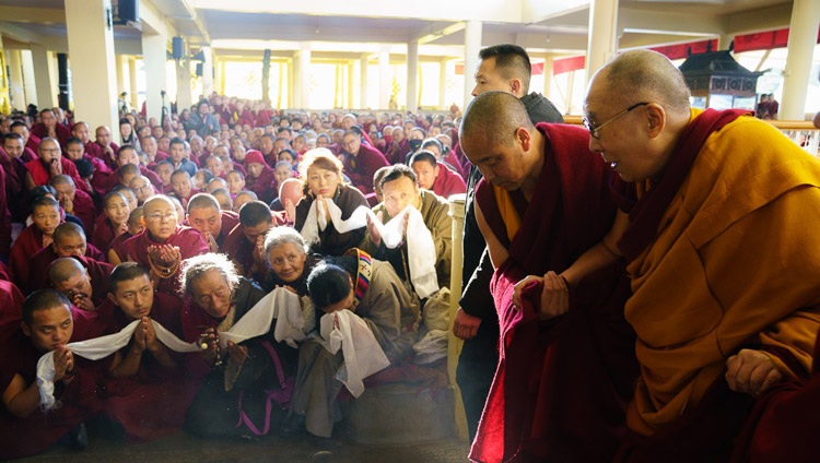 Seine Heiligkeit der Dalai Lama grüsst die Menschenmenge im tibetischen Haupttempel. In Dharamsala, HP, Indien am 22. Februar 2019. Foto: Tenzin Choejor