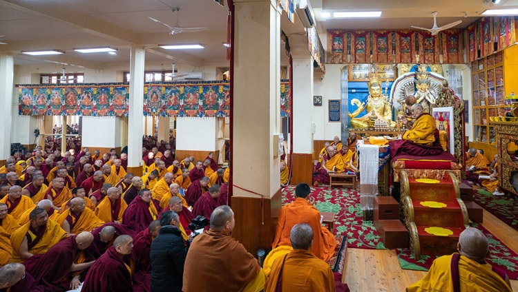 Seine Heiligkeit der Dalai Lama unterweist zu den letzten Kapitel von Bhavavivekas ‚Essenz des Mittelweges‘. In Dharamsala, HP, Indien am 22. Februar 2019. Foto: Tenzin Choejor