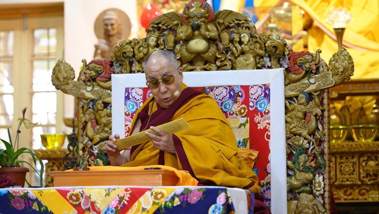 Seine Heiligkeit der Dalai Lama liest aus dem Unterweisungstext im tibetischen Haupttempel. In Dharamsala, HP, Indien am 22. Februar 2019. Foto: Tenzin Choejor