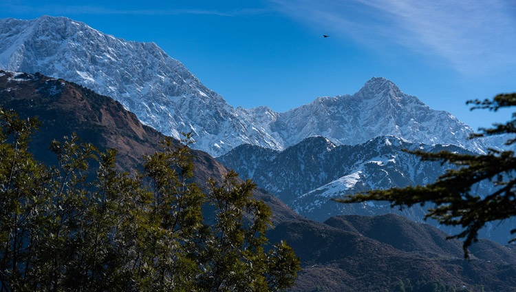 Die schneebedeckten Berge von Dharamsala am Tag der Manjushri-Erlaubnis durch Seine Heiligkeit den Dalai Lama. In Dharamsala, HP, Indien am 23. Februar 2019. Foto: Tenzin Choejor