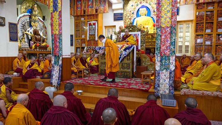 Seine Heiligkeit der Dalai Lama erteilt die Manjushri-Erlaubnis im tibetischen Haupttempel. In Dharamsala, HP, Indien am 23. Februar 2019. Foto: Tenzin Choejor