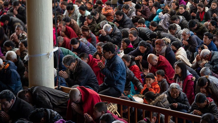 Tausende von Teilnehmenden erhalten die Manjushri-Erlaubnis von Seiner Heiligkeit dem Dalai Lama. In Dharamsala, HP, Indien am 23. Februar 2019. Foto: Tenzin Choejor