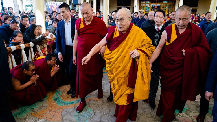 Seine Heiligkeit der Dalai Lama kehrt nach den Unterweisungen und der Manjushri-Erlaubnis zurück in seine Residenz. In Dharamsala, HP, Indien am 23. Februar 2019. Foto: Tenzin Choejor