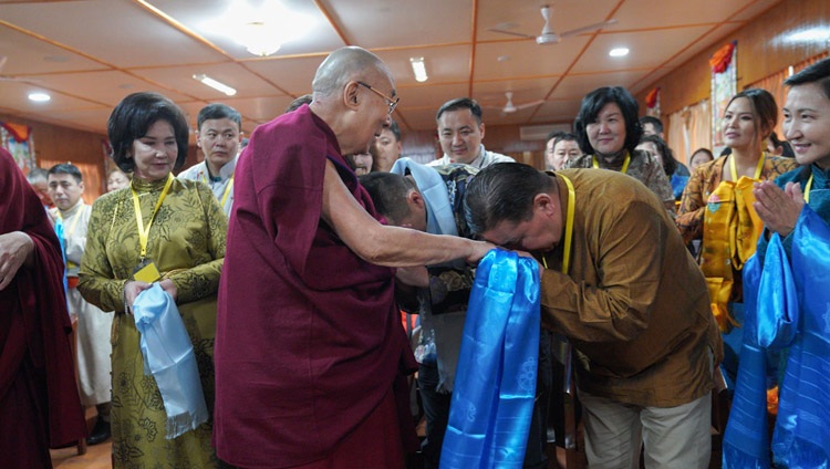 Seine Heiligkeit der Dalai Lama grüsst die Teilnehmenden des tibetisch-mongolischen Retreat in seiner Residenz. In Dharamsala, HP, Indien am 25. März 2019. Foto: Tenzin Choejor
