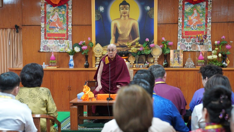 Seine Heiligkeit der Dalai Lama spricht zu den Teilnehmenden des tibetisch-mongolischen Retreat in seiner Residenz. In Dharamsala, HP, Indien am 25. März 2019. Foto: Tenzin Choejor