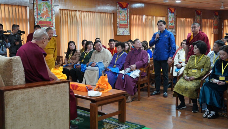 Ein Teilnehmender des tibetisch-mongolischen Retreat stellt Seiner Heiligkeit dem Dalai Lama eine Frage. In Dharamsala, HP, Indien am 25. März 2019. Foto: Tenzin Choejor