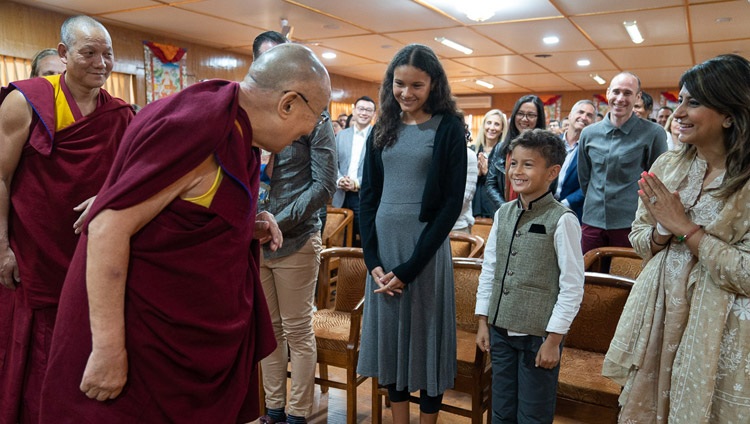 Seine Heiligkeit der Dalai Lama grüsst die Mitglieder – jüngere und ältere – des Club 1880 in seiner Residenz. In Dharamsala, HP, Indien am 27. März 2019. Foto: Tenzin Choejor