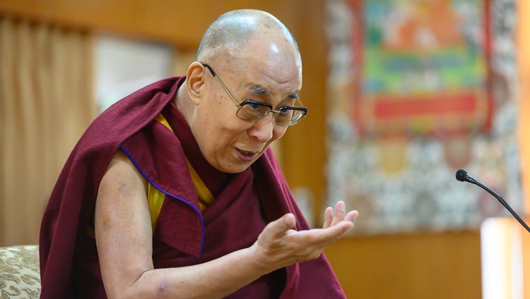 Seine Heiligkeit der Dalai Lama spricht zu den Mitgliedern des Club 1880 in seiner Residenz. In Dharamsala, HP, Indien am 27. März 2019. Foto: Tenzin Choejor
