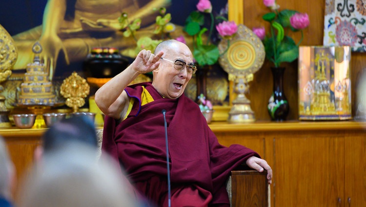 Seine Heiligkeit der Dalai Lama erzählt eine humorvolle Anekdote den Mitgliedern des Clubs 1880 aus Singapur. In Dharamsala, HP, Indien am 27. März 2019. Foto: Tenzin Choejor