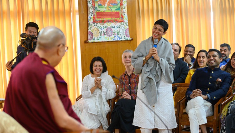 Ein Mitglied des Clubs 1880 aus Singapur stellt Seiner Heiligkeit dem Dalai Lama eine Frage. In Dharamsala, HP, Indien am 27. März 2019. Foto: Tenzin Choejor
