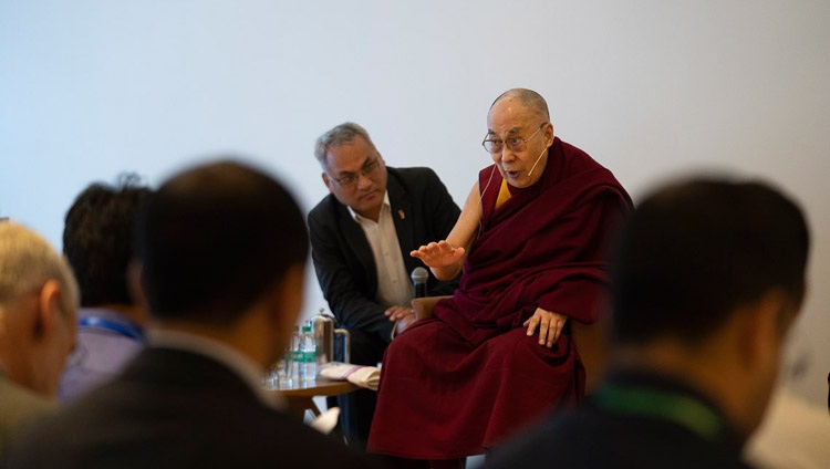 Seine Heiligkeit der Dalai Lama spricht zu den Teilnehmenden eines Workshops über Säkulare Ethik. In Neu Delhi, Indien am 4. April 2019. Foto: Tenzin Choejor