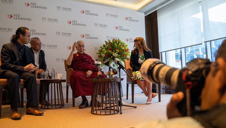 Seine Heiligkeit der Dalai Lama spricht an einem Pressetreffen über die Wichtigkeit von SEE Learning (Soziales, Emotionales und Ethisches Lernen). In Neu Delhi, Indien am 4. April 2019. Foto: Tenzin Choejor