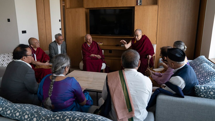 Seine Heiligkeit der Dalai Lama im Gespräch mit indischen Professoren. In Neu Delhi, Indien am 5. April 2019. Foto: Tenzin Choejor