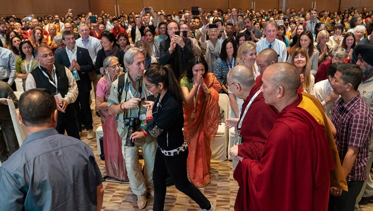 Seine Heiligkeit der Dalai Lama grüsst die Teilnehmenden des globalen Launch von SEE Learning. In Neu Delhi, Indien am 5. April 2019. Foto: Tenzin Choejor