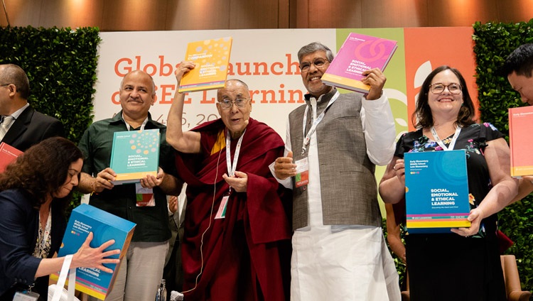 Seine Heiligkeit der Dalai Lama lanciert das neue SEE Learning Curriculum. In Neu Delhi, Indien am 5. April 2019. Foto: Tenzin Choejor