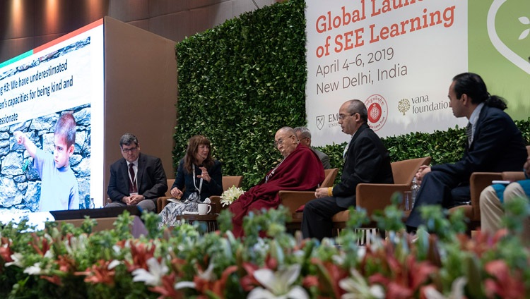 Kimberly Schonert-Reichl im Gespräch mit Seiner Heiligkeit dem Dalai Lama und anderen am Launch von SEE Learning. In Neu Delhi, Indien am 5. April 2019. Foto: Tenzin Choejor