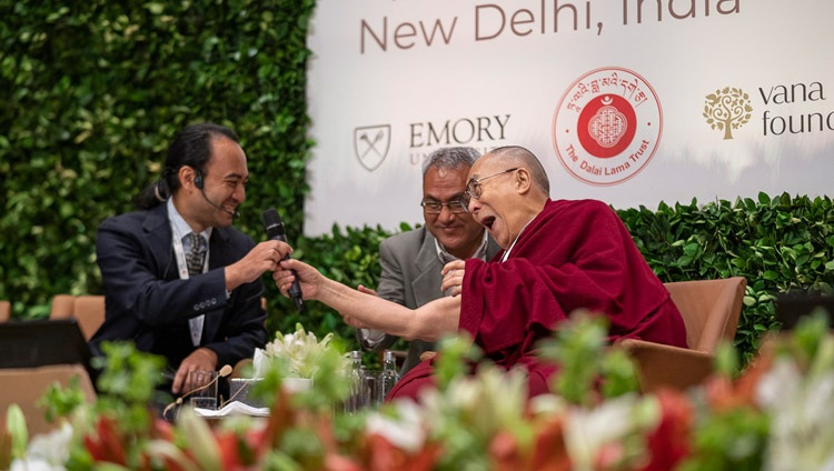 Brendan Ozawa-de Silva mit Seiner Heiligkeit dem Dalai Lama am SEE Learning Launch. In Neu Delhi, Indien am 5. April 2019. Foto: Tenzin Choejor