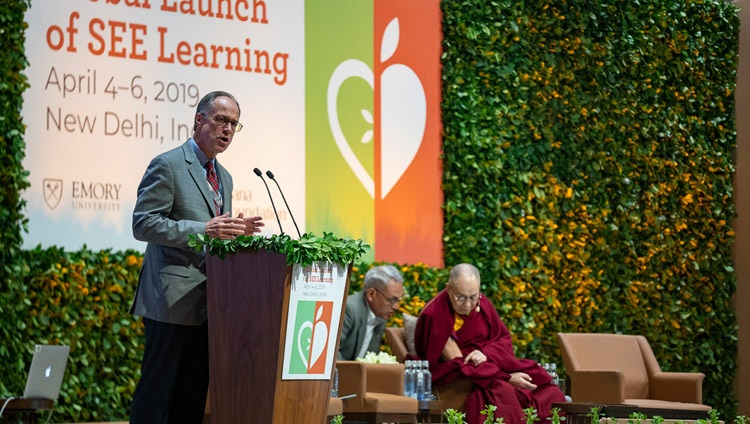 Dr Gary Hauk spricht am zweiten Tag des globalen Launch von SEE Learning. In Neu Delhi, Indien am 6. April 2019. Foto: Tenzin Choejor