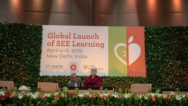Seine Heiligkeit der Dalai Lama spricht am zweiten Tag des globalen Launch von SEE Learning. In Neu Delhi, Indien am 6. April 2019. Foto: Tenzin Choejor