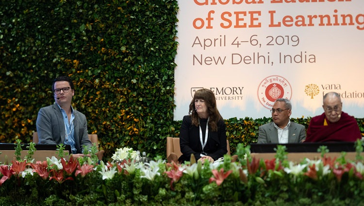 Lui Cabrera im Gespräch mit Podiumsteilnehmenden am zweiten Tag vom globalen Launch von SEE Learning. In Neu Delhi, Indien am 6. April 2019. Foto: Tenzin Choejor