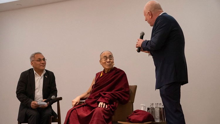 Bobby Sager eröffnet den Dialog zwischen Seiner Heiligkeit dem Dalai Lama und den Youth Global Leader. In Neu Delhi, Indien am 7. April 2019. Foto: Tenzin Choejor