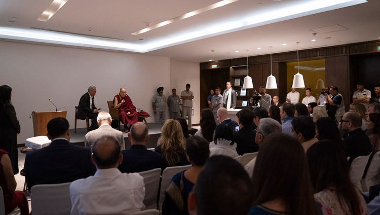 Seine Heiligkeit der Dalai Lama im Gespräch mit Youth Global Leaders. In Neu Delhi, Indien am 7. April 2019. Foto: Tenzin Choejor
