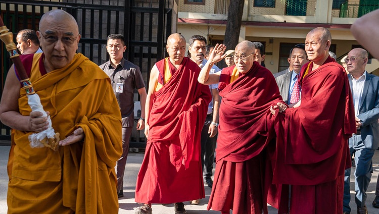 Seine Heiligkeit der Dalai Lama auf dem Weg zum tibetischen Haupttempel in Dharamsala, HP, Indien am 5. Mai 2019. Foto: Tenzin Choejor
