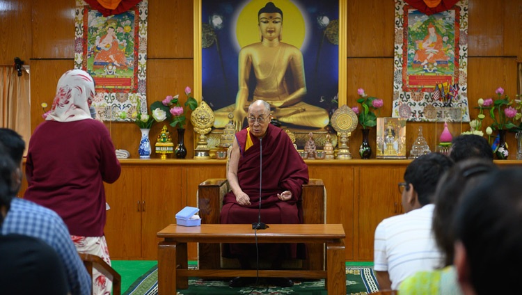 Jemand aus dem Publikum stellt Seiner Heiligkeit dem Dalai Lama eine Frage. In Dharamsala, HP, Indien am 6. Mai 2019. Foto: Tenzin Choejor