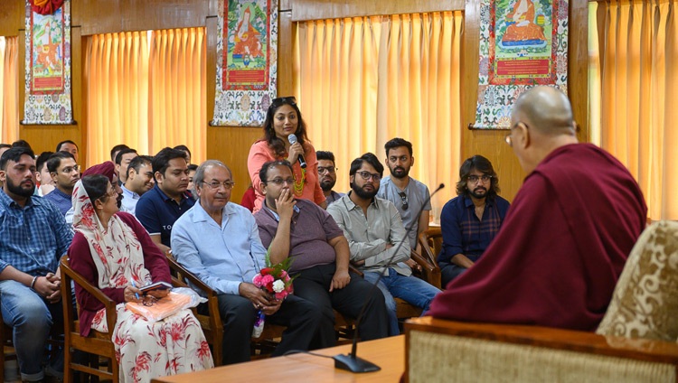 Eine Teilnehmende aus dem Publikum stellt Seiner Heiligkeit dem Dalai Lama eine Frage. In Dharamsala, HP, Indien am 6. Mai 2019. Foto: Tenzin Choejor