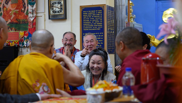 Seine Heiligkeit der Dalai Lama grüsst die Teilnehmenden zu Beginn der Unterweisungen in Dharamsala, HP, Indien am 12. Mai 2019. Foto: Tenzin Choejor