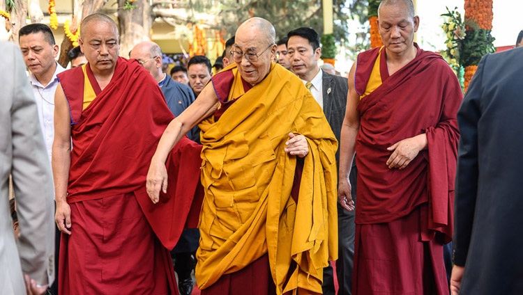 Seine Heiligkeit der Dalai Lama auf dem Weg zum tibetischen Haupttempel für die Langlebenszeremonie zu seinen Ehren. In Dharamsala, HP, Indien am 17. Mai 2019. Foto: Tenzin Choejor