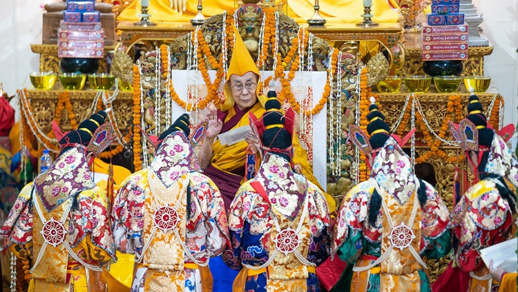Mönche des Namgyal-Klosters führen rituelle Tänze während der Langlebenszeremonie für Seine Heiligkeit den Dalai Lama vor. In Dharamsala, HP, Indien am 17. Mai 2019. Foto: Tenzin Choejor
