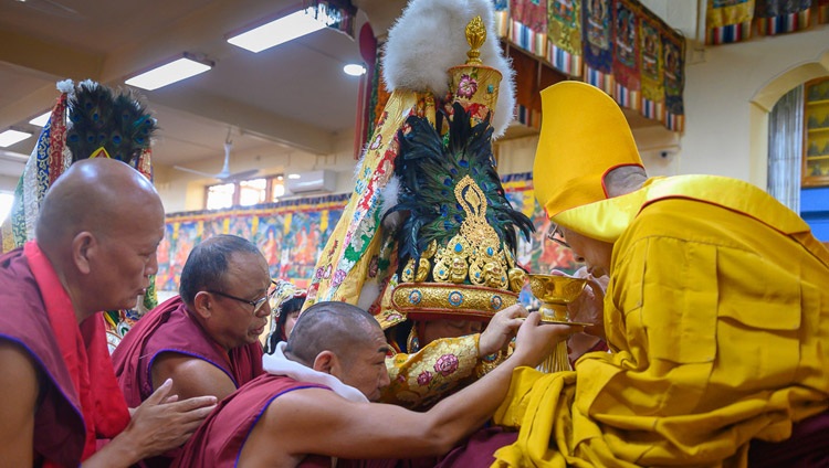Das Nechung-Orakel vor Seiner Heiligkeit dem Dalai Lama während der Langlebenszeremonie in Dharamsala, HP, Indien am 17. Mai 2019. Foto: Tenzin Choejor