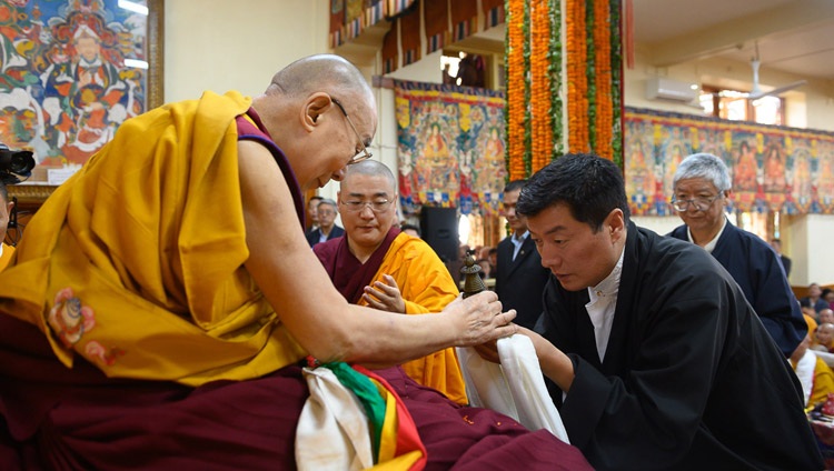 Dr. Lobsang Sangay, Präsident der tibetischen Zentralverwaltung, bei der Darbringung von Opfergaben an Seine Heiligkeit den Dalai Lama während der Langlebenszeremonie in Dharamsala, HP, Indien am 17. Mai 2019. Foto: Tenzin Choejor