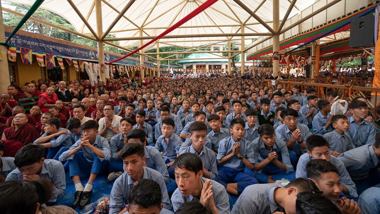 Viele tausende Teilnehmende verfolgen die Langlebenszeremonie für Seine Heiligkeit den Dalai Lama über Bildschirme. In Dharamsala, HP, Indien am 17. Mai 2019. Foto: Tenzin Choejor