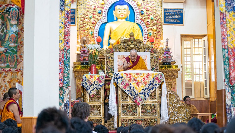 Seine Heiligkeit der Dalai Lama unterweist für junge Tibeterinnen und Tibeter im tibetischen Haupttempel in Dharamsala, HP, Indien am 3. Juni 2019. Foto: Tenzin Choejor