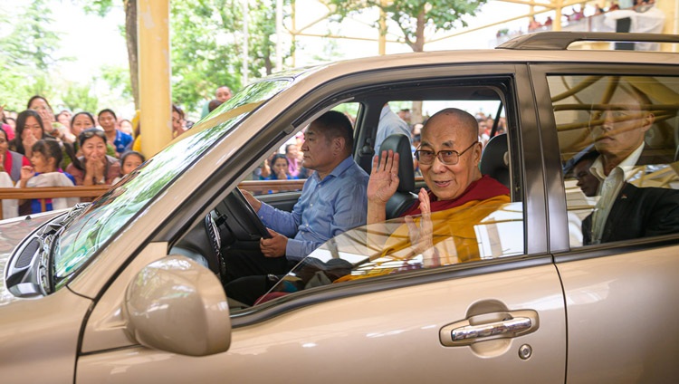 Seine Heiligkeit der Dalai Lama auf den Rückweg in seine Residenz nach der Unterweisung im tibetischen Haupttempel in Dharamsala, HP, Indien am 13. Juni 2019. Foto: Tenzin Choejor