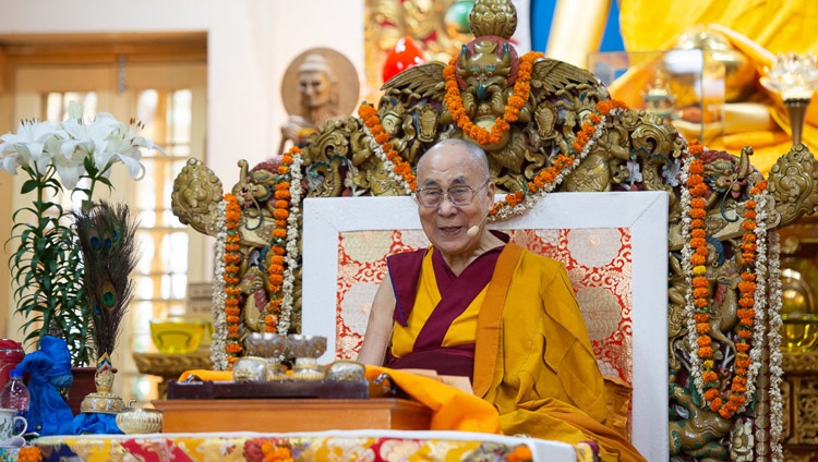 Seine Heiligkeit der Dalai Lama spricht zu den Teilnehmenden vor der Avalokiteshvara-Ermächtigung in Dharamsala, HP, Indien am 5. Juni 2019. Foto: Tenzin Choejor