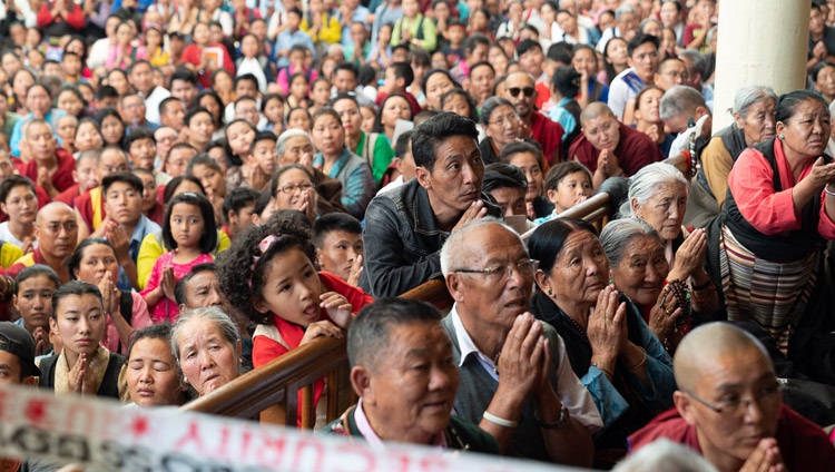 Über 11‘000 Menschen nehmen an der Avalokiteshvara-Ermächtigung durch Seine Heiligkeit den Dalai Lama teil. In Dharamsala, HP, Indien am 5. Juni 2019. Foto: Tenzin Choejor