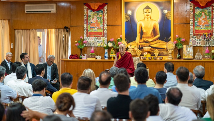 Seine Heiligkeit der Dalai Lama spricht mit Iranerinnen und Iranern in seiner Residenz in Dharamsala, HP, Indien am 7. Juni 2019. Foto: Tenzin Choejor