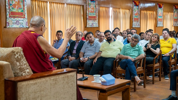 Seine Heiligkeit der Dalai Lama spricht mit Iranerinnen und Iranern in seiner Residenz in Dharamsala, HP, Indien am 7. Juni 2019. Foto: Tenzin Choejor