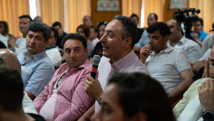 Jemand aus dem Publikum stellt Seiner Heiligkeit dem Dalai Lama eine Frage. In Dharamsala, HP, Indien am 7. Juni 2019. Foto: Tenzin Choejor
